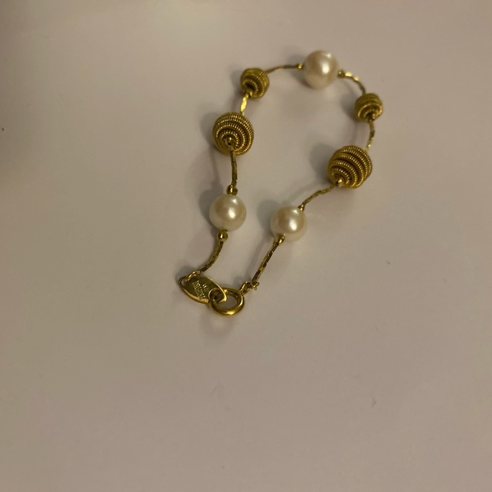 Vintage Signed Trifari Gold Tone Faux Pearl Bracelet Dainty Wedding Bride Gift - Picture 8 of 12